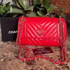 Chanel flap chevron red